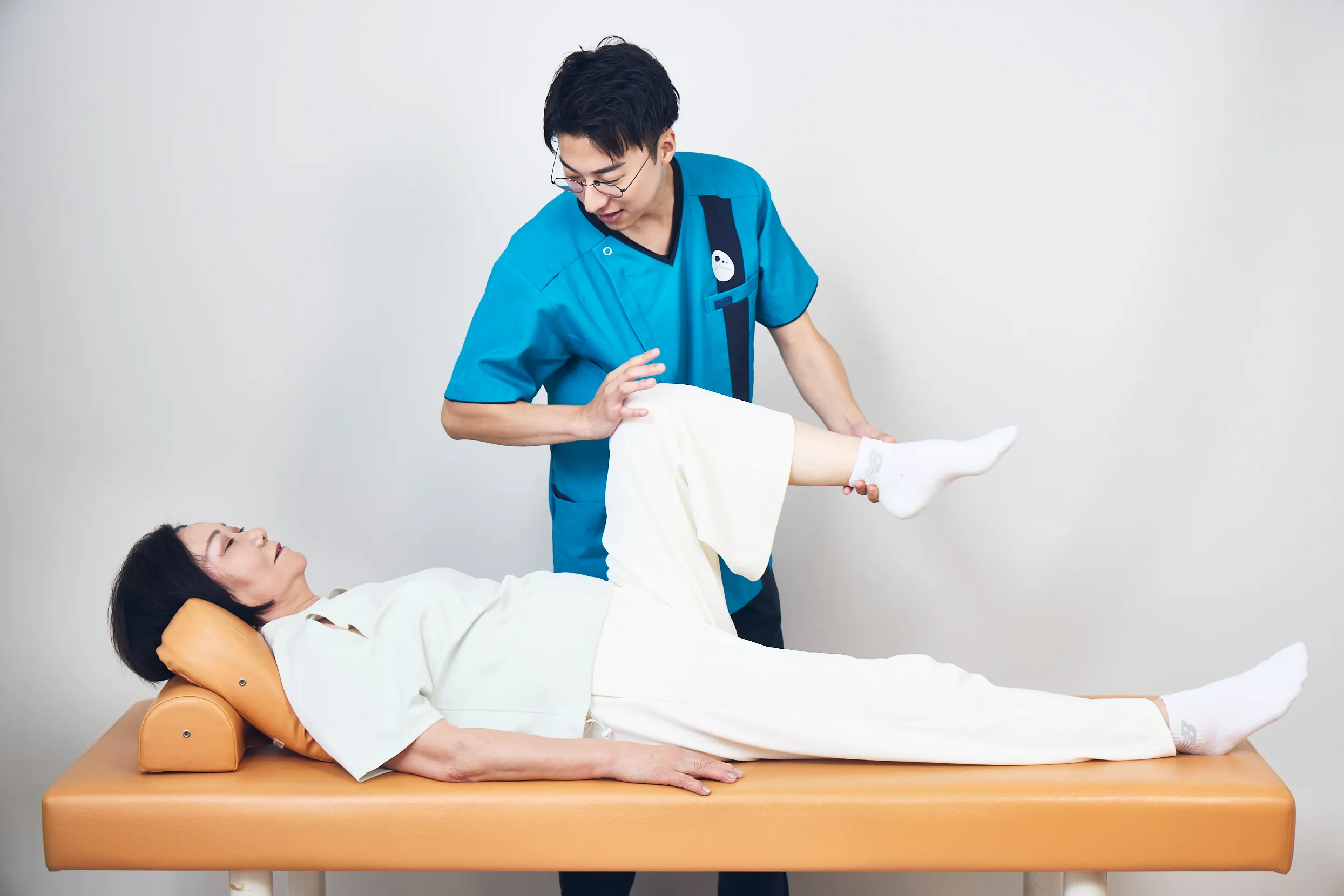 弱化筋修正の施術風景：機能低下した筋肉を軽い動きで再活性化するアプローチ