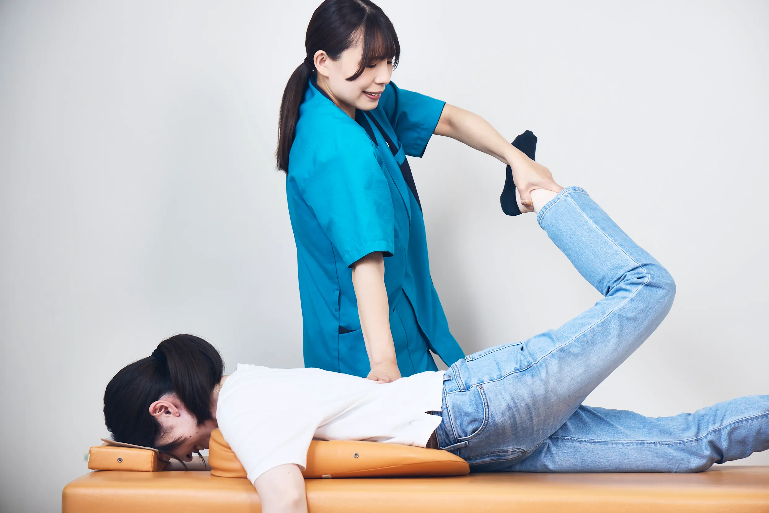 筋膜ストレッチの施術風景：筋膜のつながりを利用して身体全体を連動させて緩める施術